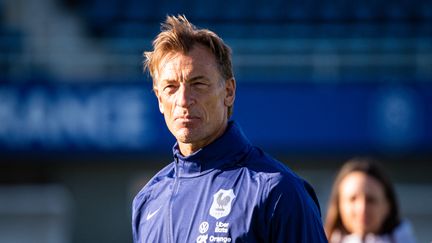 Hervé Renard a répondu lors d'un entretien exclusif aux questions de Fabien Lêveque à Clairefontaine. Le nouveau sélectionneur des Bleues évoque sa fierté d'entraîner l'équipe de France féminine, le retour d'Eugénie Le Sommer, les objectifs des tricolores et la maternité au sein des Bleues.