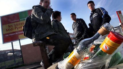 De la consommation d'alcool près d'un établissement scolaire, à Toulouse le 1er décembre 2011 (illustration). (THIERRY BORDAS / MAXPPP)