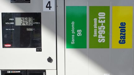 Les prix à la pompe dans une station service de Vendée (France), le 16 juillet 2022. (MATHIEU THOMASSET / HANS LUCAS)