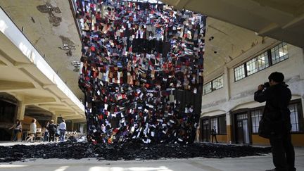 Un visiteur photographie &quot;Para Production&quot; du Chinois Ni Hafeng à la mine de Waterschei (01/06/12)
 (John Thys / AFP)