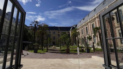 BnF Richelieu : le jardin vu du hall d'entrée (12 septembre 2022) (FRANCOIS MORI / AP / SIPA)