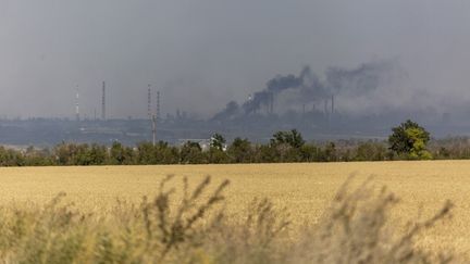 Des panaches de fumée lors de violents combats entre les forces ukrainiennes et les troupes russes à Lyssytchansk, en Ukraine, le 1er juillet 2022. (NARCISO CONTRERAS / ANADOLU AGENCY / AFP)