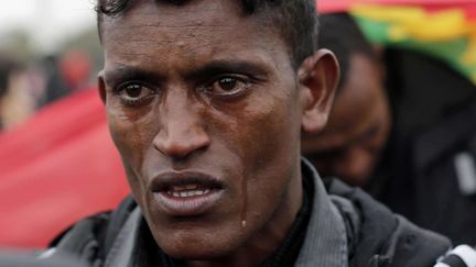 Les larmes d'un&nbsp;Ethiopien qui attend d'être enregistré pour partir dans un centre d'accueil. (EMILIO MORENATTI / AP / SIPA)