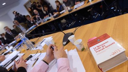 Une &eacute;dition du code du travail est pos&eacute; sur la table tandis que syndicats et patronat n&eacute;gocient&nbsp;sur la r&eacute;forme du march&eacute; du travail, vendredi 11 janvier 2013.&nbsp; (BERTRAND GUAY / AFP)