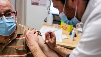 Un homme est vacciné avec le vaccin d'AstraZeneca contre le Covid-19, le 27 mars 2021, en Dordogne.&nbsp; (BURGER / PHANIE / AFP)