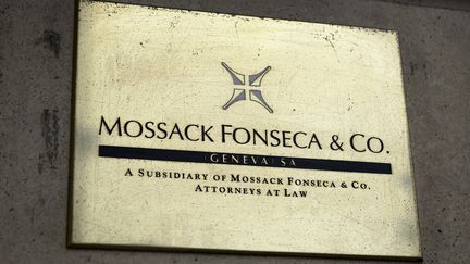 Une plaque de la succursale suisse du cabinet Mossack Fonseca, le 16 juin 2016 à Genève (Suisse). (FABRICE COFFRINI / AFP)