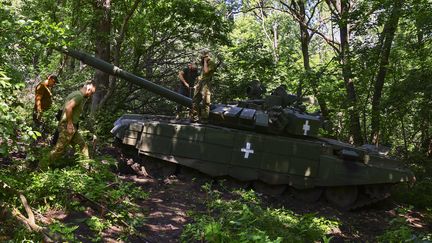 Des militaires ukrainiens dans une forêt près de Bakhmout (Ukraine), le 19 juin 2023. (STR / EPA / AFP)