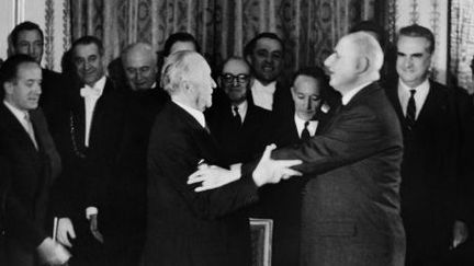 Le général De Gaulle et le chancelier Konrad Adenauer signent le traité de coopération franco-allemand à Paris, le 22 janvier 2013. (AFP)