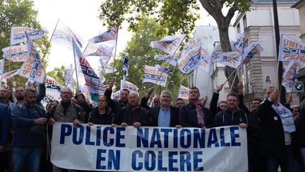 Lors de la&nbsp;"marche de la colère" des policiers, tous habillés en civil, de la place de la République à la place de la Bastille, à Paris, mercredi 2 octobre. (VIKTOR POISSON / HANS LUCAS)