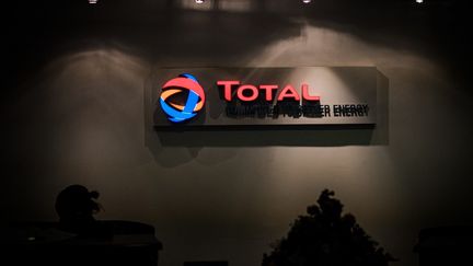 Une vue générale de la réception de Total E&amp;P Uganda à Kampala, en Ouganda, le 22 janvier 2020. Les projets de la multinationale française dans ce pays et en Afrique de l'Est&nbsp;où elle prévoit de construire le plus long oléoduc du continent sont décriés par plusieurs ONG qui dénoncent des&nbsp;conséquences sociales et environnementales. (YASUYOSHI CHIBA / AFP)