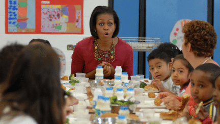 Michelle Obama dans une cantine d'une école du Maryland, le 19 mai 2010. (Elisa Miller/Newscom/Sipa)