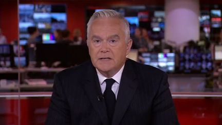 Le présentateur de la chaîne britannique BBC Huw Edwards, qui a annoncé la mort de la reine Elizabeth II, le 8 septembre 2022&nbsp;à Londres (Royaume-Uni).&nbsp; (CAPTURE ECRAN / BBC)