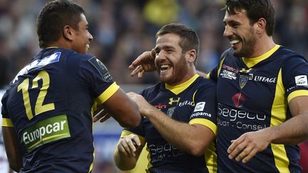 Camille Lopez dans la joie entouré de Wesley Fofana et Rémi Lamerat sous le maillot de Clermont (THIERRY ZOCCOLAN / AFP)