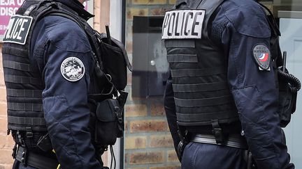 Deux policiers de la&nbsp;compagnie de sécurisation et d'intervention de Seine-Saint-Denis (CSI 93), en juillet 2020. (LUDOVIC MARIN / AFP)