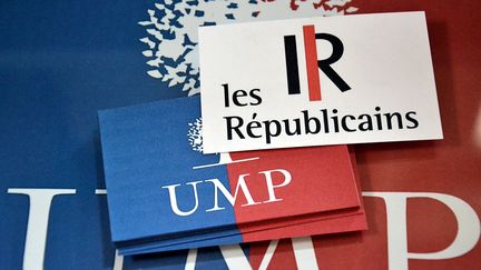 Le logo du nouveau parti Les R&eacute;publicains sur un drapeau aux couleurs de l'UMP, le 19 mai 2015 &agrave; Paris. (GERARD BOTTINO / CITIZENSIDE.COM / AFP)