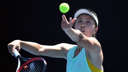 Peng Shuai sert la balle lors d'une séance d'entraînement avant l'Open d'Australie de tennis, à Melbourne, le 13 janvier 2019. (WILLIAM WEST / AFP)