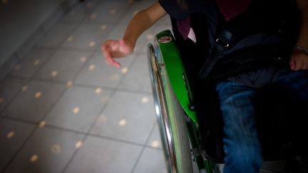 Un enfant en fauteuil roulant. Photo d'illustration. (Simon Daval / MAXPPP)