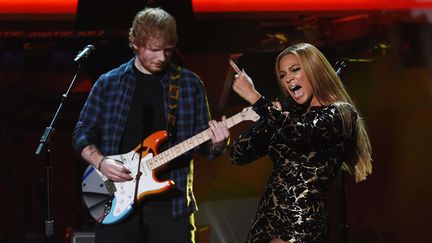 Ed Sheeran et Beyoncé sur scène (février 2015)
 (Chris Pizzello/AP/SIPA)