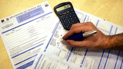 Allocations familiales, imp&ocirc;ts sur le revenu, quotient familial, taxe fonci&egrave;re, taxe d'habitation... Francetv info fait les comptes pour une famille lambda. (THOMAS COEX / AFP)