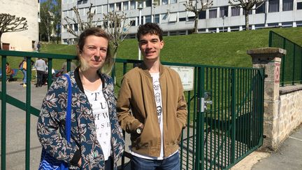 Valentine et Alexandre, étudiants en design et graphisme écoresponsable, devant le lycée Raymond-Loewy de La Souterraine (Creuse), le 13 varil 2017. (CAROLE BELINGARD / FRANCEINFO)