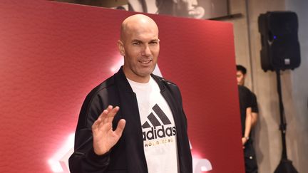 Zinedine Zidane lors d'une rencontre avec des fans dans un magasin Adidas à Hong Kong, le 1er décembre 2018. (STRINGER / IMAGINECHINA / AFP)