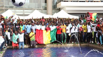 Des supporters sénégalais rassemblés à Dakar pour le match contre la Pologne. (Alaattin Dogru / ANADOLU AGENCY)