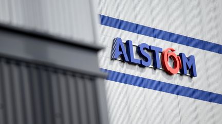 Le logo d'Alstom, pris en photo &agrave;&nbsp;Montoir-de-Bretagne (Loire-Atlantique), le 19 mai 2015. (JEAN-SEBASTIEN EVRARD / AFP)