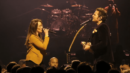 Olivia Cadon en duo avec M au Printemps de Bourges, mardi 18 avril 2023, dans une vidéo postée par l'artiste. (CAPTURE D'ECRAN)