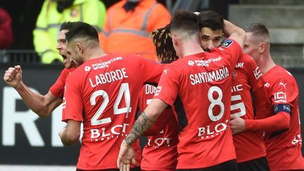 La joie des joueurs du Stade Rennais, après le but de Martin Terrier (de face) contre les Girondins de Bordeaux en Ligue 1, le 16 janvier 2022 (JEAN-FRANCOIS MONIER / AFP)