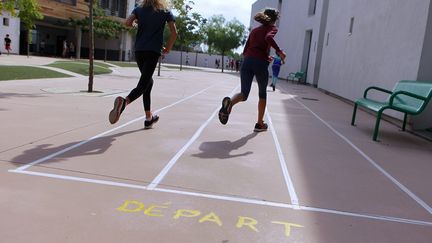 Des enfants participent a un cours de sport dans une école élémentaire de Montpellier, le 10 septembre 2018 (photo d'illustration). (GUILLAUME BONNEFONT / MAXPPP)