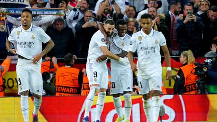 Les joueurs du Real Madrid célèbrent le but de Karim Benzema lors du huitième de finale aller de Ligue des champions contre Liverpool, le 21 février 2023. (MAXPPP)