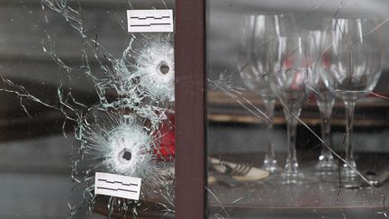 Des impacts de balles dans la vitrine du restaurant La belle équipe, dans le 11e arrondissement de Paris, le 14 novembre 2015. (ELYXANDRO CEGARRA / ANADOLU AGENCY / AFP)