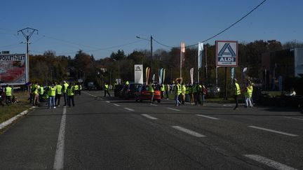 Des "gilets jaunes" bloquent l'accès à des supermarchés à Capvern-les-Bains (Hautes-Pyrénées), le 17 novembre 2018. (LAURENT FERRIERE / HANS LUCAS / AFP)