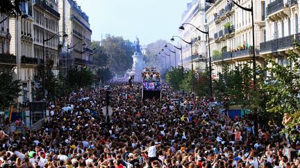 Des milliers de personnes suivent les chars de la Techno Parade 2017 dans les rue de Paris. (LAURA PEREZ VIA TECHNOPOL)