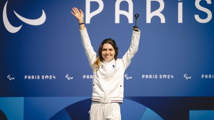 La Française Heidi Gaugain sur le podium du contre-la-montre en paracyclisme catégorie C5 aux Jeux Paralympiques de Paris, le 4 septembre 2024. (BALLET PAULINE / AFP)