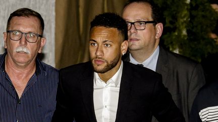 Neymar sort d'un commissariat de Sao Paulo, le 13 juin 2019, où le footballeur a été entendu pendant plus de cinq heures. (SUAMY BEYDOUN / AGIF / AFP)