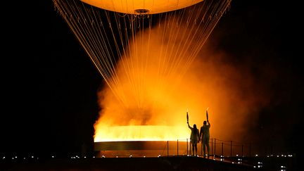 La vasque olympique allumée, les Jeux de Paris pouvaient commencer. Marie-José Pérec et Teddy Riner ont été les derniers relayeurs de la flamme olympique le 26 juillet. (MOHD RASFAN / AFP)