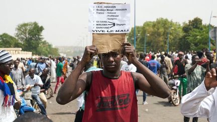 Lors d'une manifestation à l'appel du Haut Conseil islamique à Bamako, le 5 avril 2019, suite aux violences subies dans le centre du Mali.&nbsp; (MICHELE CATTANI/AFP)