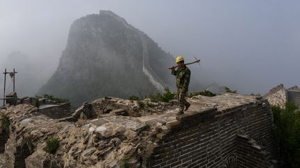 Ouvrier travaillant à la restauration de la Grande muraille,&nbsp;&nbsp;Xiangshuihu, district de Huairou, 19 mai 2019 (FRED DUFOUR / AFP)