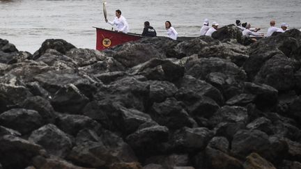 Plus vite, plus haut, plus fort et même pas peur des rochers. La flamme olympique s'est baladée le 20 mai en "trainière basque" lors du relais organisé à Saint-Jean-de-Luz (Pyrénées-Atlantiques). (CHRISTOPHE ARCHAMBAULT / AFP)