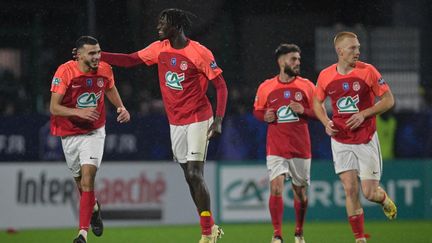 Les Rouennais célèbrent leur but en huitièmes de finale de la Coupe de France contre Monaco, jeudi 8 février 2024 au stade Robert-Diochon. (LOU BENOIST / AFP)