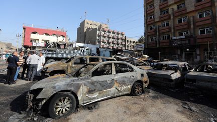 Des voitures calcin&eacute;es, apr&egrave;s l'attentat du 29 septembre 2015 &agrave; Bagdad (Irak). (SABAH ARAR / AFP)