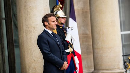 Le président français, Emmanuel Macron, le 22 juillet 2022 à l'Elysée, à Paris.&nbsp; (XOSE BOUZAS / HANS LUCAS / AFP)