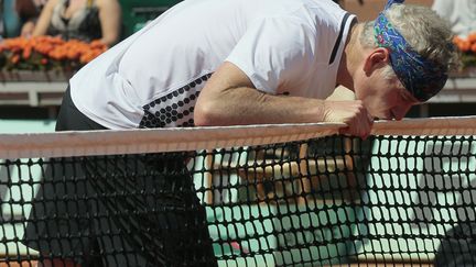 John McEnroe, toujours aussi expressif sur les courts de Roland-Garros (JACQUES DEMARTHON / AFP)