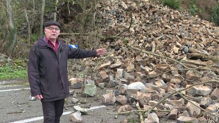 Mercredi 4 décembre en Ardèche, un éboulement naturel bloque depuis dimanche la nationale 102, essentielle au département. Le dégagement pourrait prendre plusieurs semaines.