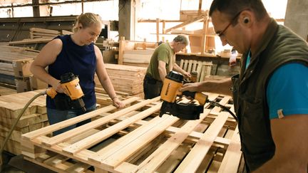 Une PME fabrique des palettes (La Palette Comtoise) à Cramans (Jura). (MAXPPP)