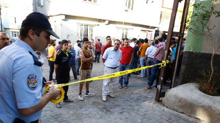  (Un officier de police sécurise la zone de l'explosion qui a fait au moins 30 morts lors d'un mariage dans le sud-est de la Turquie © REUTERS/Osman Orsal)