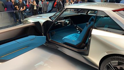 Le concept-car e-Legend de Peugeot reprend la ligne des vieilles 504, au Mondial de l'auto, à Paris.&nbsp; (JEROME COLOMBAIN / RADIO FRANCE)