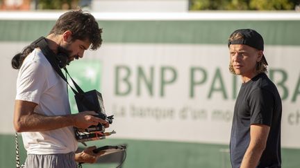 Quentin Reynaud guidant Alex Lutz sur le tournage du film "5ème set". (2020- 22H22 - Films du Cru - Ciné-@ - Apollo Films - StudioCanal - Preasens Film - Gapbusters - Photo Marie Camille Orlando)