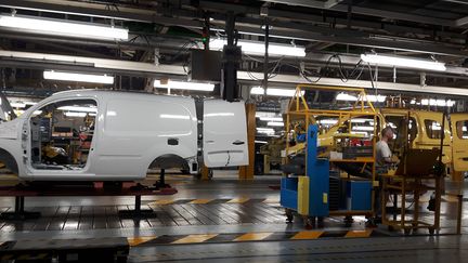 Une ligne de montage de l'usine Renault de Maubeuge. (ISABELLE RAYMOND / RADIO FRANCE)